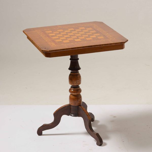 Tavolino da gioco con piano intarsiato con scacchiera. XIX-XX secolo