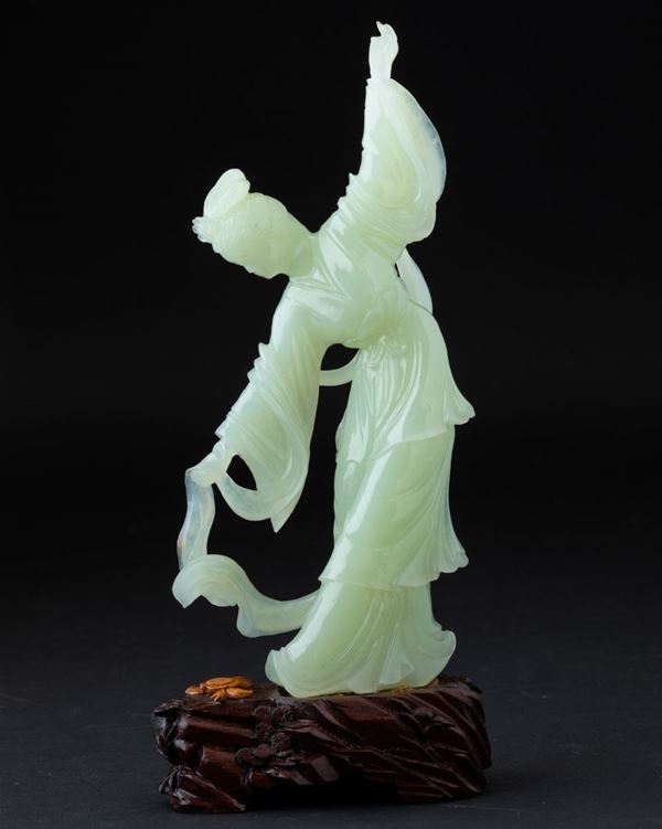 Figura di fanciulla danzante scolpita in giada verde, Cina, XX secolo