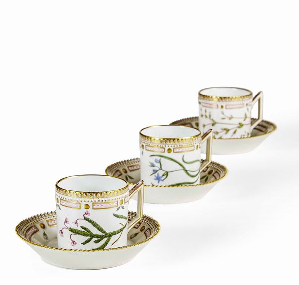 Tre tazze da caffè con piattino dal servizio Flora Danica Danimarca, Manifattura Royal Copenaghen, terzo quarto del XX secolo