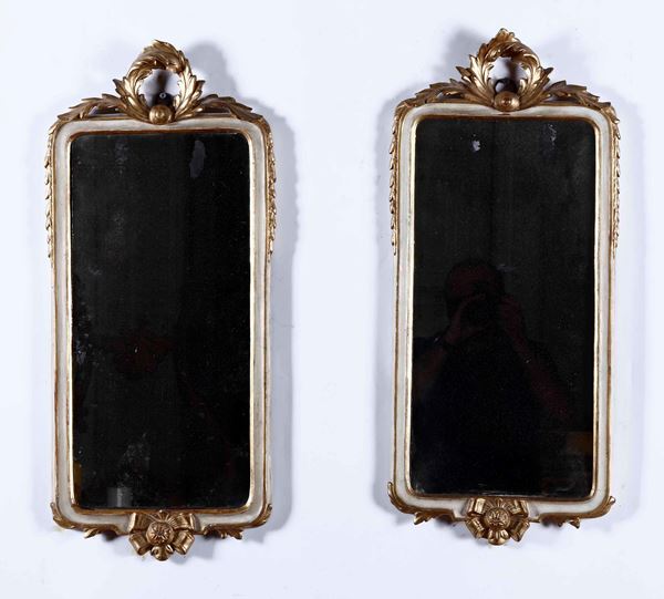 Coppia di specchiere in legno intagliato, dipinto e dorato. XIX secolo