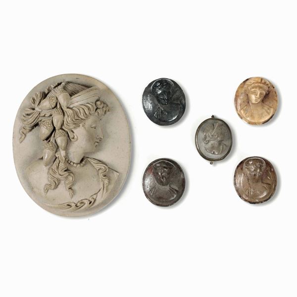 Lotto composto da cinque piccoli bottoni con profili e ritratti all’antica e un profilo ovale in pietra lavica (?)