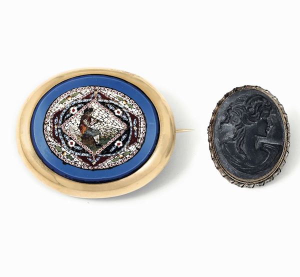 Spilla ovale con micromosaico su entrambi i lati, montata in oro basso, e spilla pendente con profilo in pietra lavica