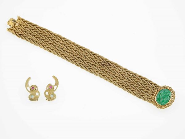 Jade and gold bracelet and a pair of gold earrings