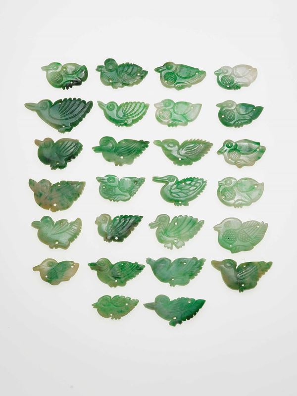 Lotto composto da 152 cialde in giadeite incisa. Cinque cialde sono danneggiate