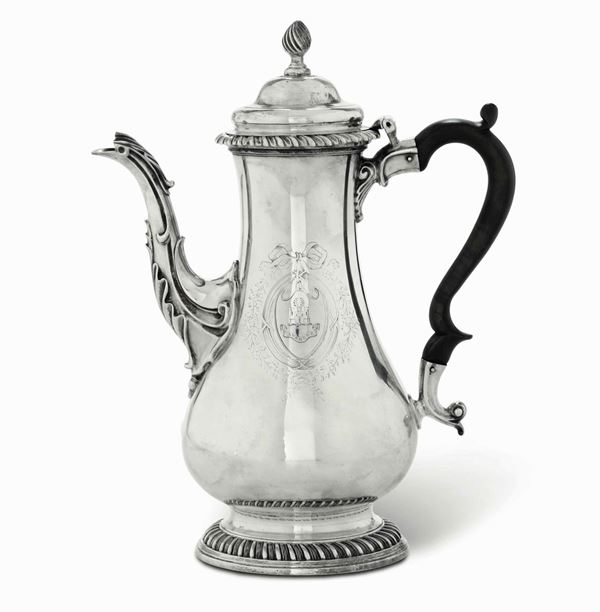 Caffettiera in argento sterling fuso, sbalzato e cesellato. Marchi della città di Londra per l'anno 1763 e dell'argentiere (Fuller White?)