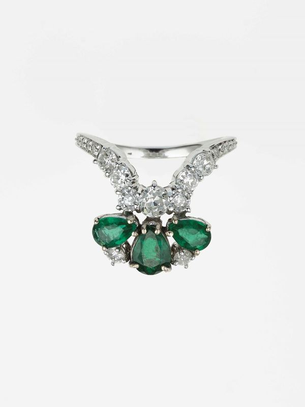 Anello con smeraldi taglio a goccia e diamanti