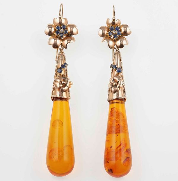 Orecchini pendenti con ambra rigenerata e piccoli zaffiri