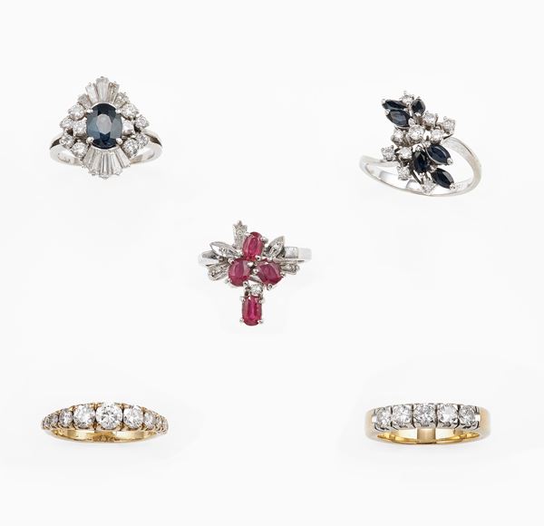 Lotto composto da cinque anelli con diamanti, zaffiri e rubini