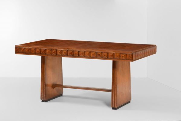Tavolo con struttura in legno.