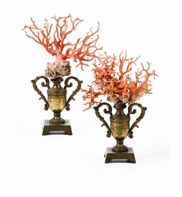 Coppia di vasi in bronzo fuso e cesellato con rami in corallo naturale, manifattura italiana del XIX-XX  [..]