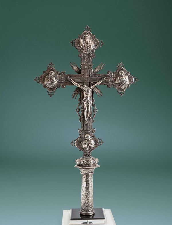 Importante croce astile in argento fuso, sbalzato e cesellato. Oreficeria veneziana degli inizi del  [..]