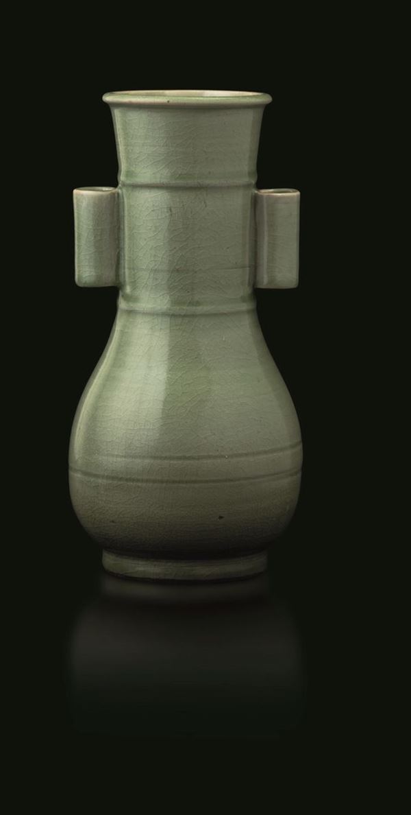 Vaso in porcellana Longquan color Celadon a doppia ansa e decori incisi, Cina, Dinastia Ming, XVII secolo
