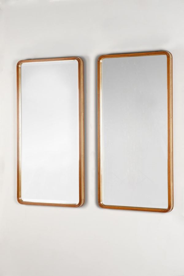 Due specchi con cornice in legno e pergamena.