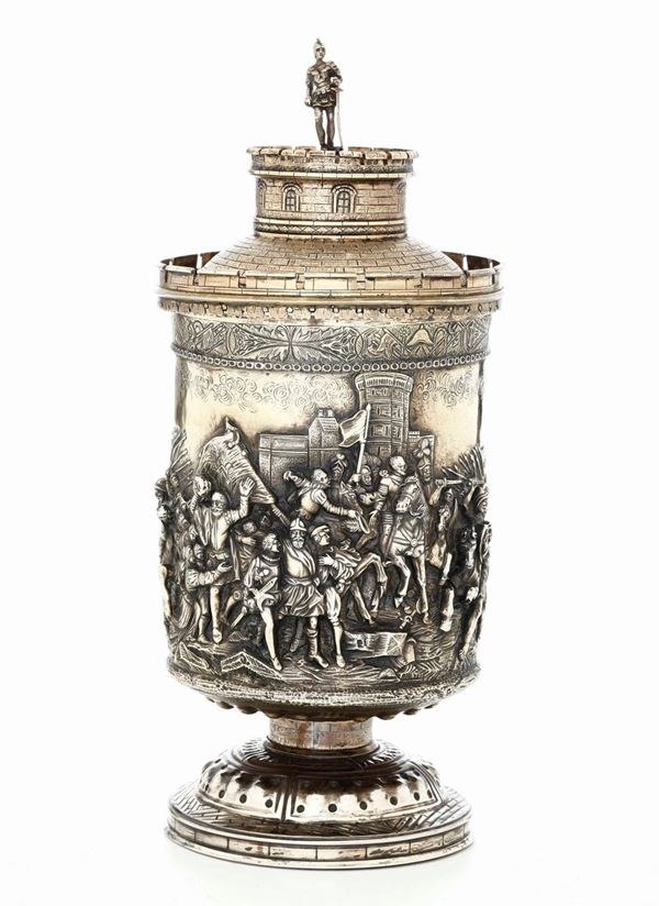 Coppa in argento fuso, cesellato e dorato, Hanau XIX secolo