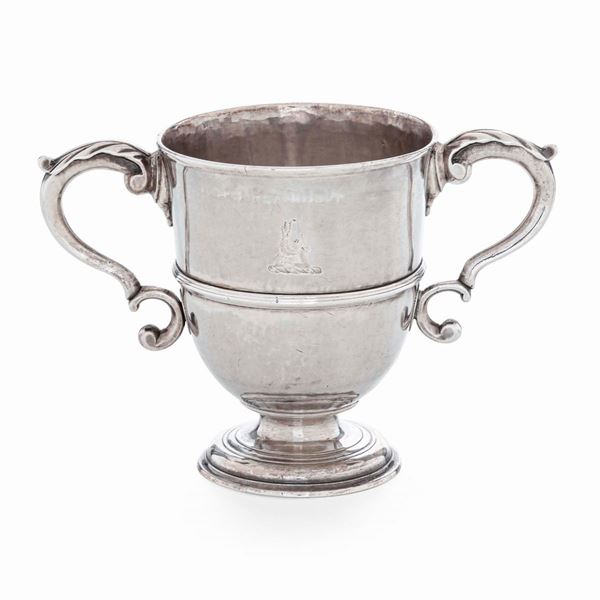 Coppa biansata Argento fuso, sbalzato e cesellato. Marchi della città di Dublino per l'anno 1765  e dell'argentiere Michael Fowler (?)