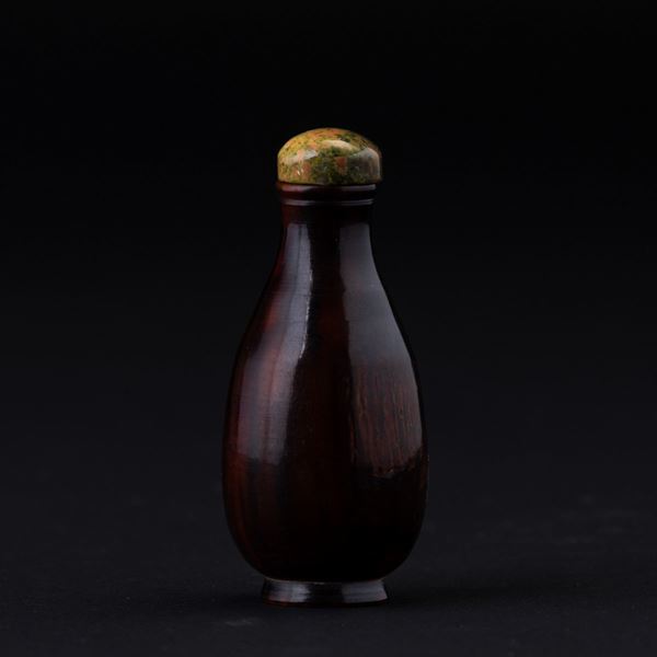 Snuff bottle in resina sui toni del marrone, Cina, XX secolo