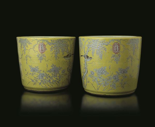 Coppia di cachepots in porcellana a fondo giallo con decoro naturalistico a grisaille in stile "Dayazhai",  [..]