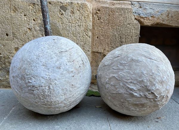 Coppia di antiche sfere in marmo
