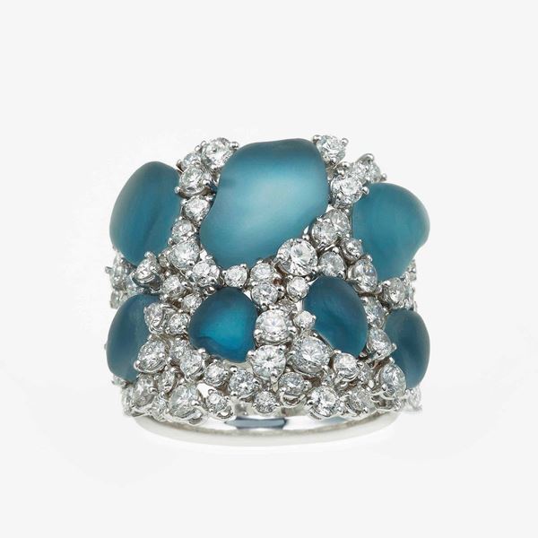 Modello Aurora. Anello con doppiette madre perla e topazi azzurri e diamanti per ct 2.64