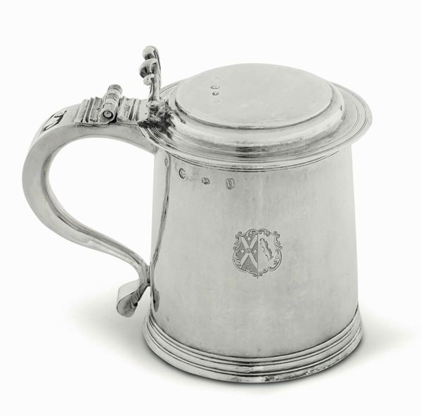 Tankard in argento fuso, sbalzato e cesellato. Londra XVII secolo (?) marchio dell'argentiere con oca in cerchio perlinato