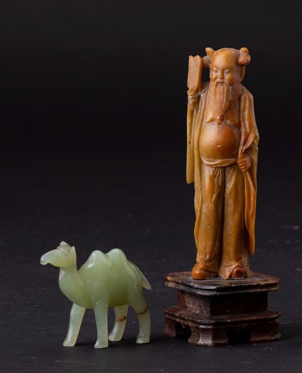 Lotto composto da una figura di saggio in saponaria e una figura di cammello in giada, Cina, XX secolo