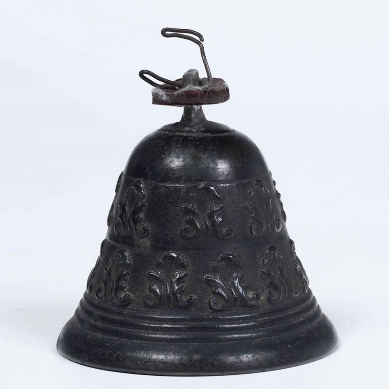Campana in bronzo fuso e lavorato a motivi floreali. XVII-XVIII secolo  - Asta Scultura | Cambi Time - Cambi Casa d'Aste