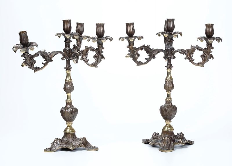 Coppia di candelabri in bronzo fuso e cesellato e metallo dorato. XIX-XX secolo  [..]