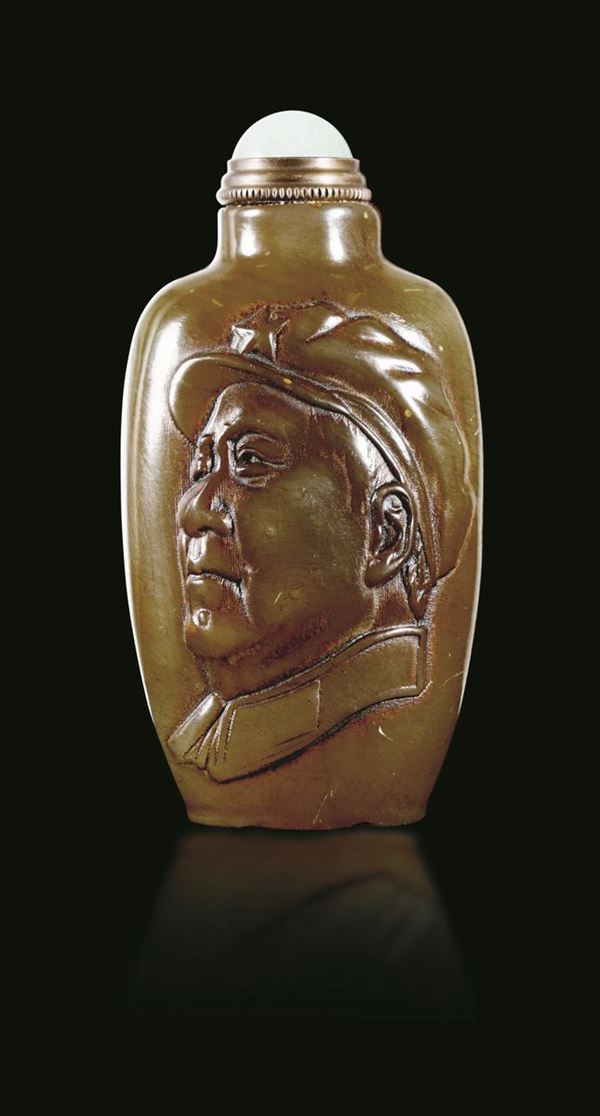 Snuff bottle in giada gialla con effigie di Mao Tse Tung, Cina, XX secolo