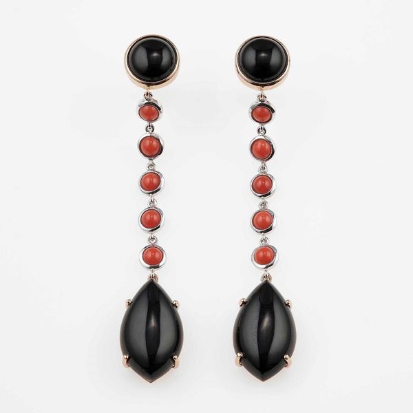Pair of onix, coral and gold earrings