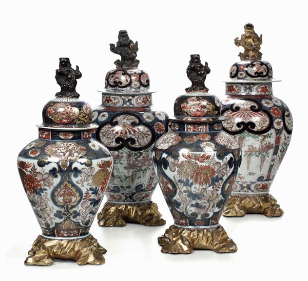 Quattro potiches in porcellana Imari. Giappone, XVIII-XIX secolo