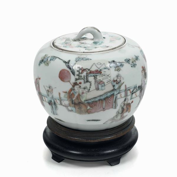 Vaso con coperchio in porcellana con figure di saggi entro paesaggio, Cina, Dinastia Qing, XIX secolo