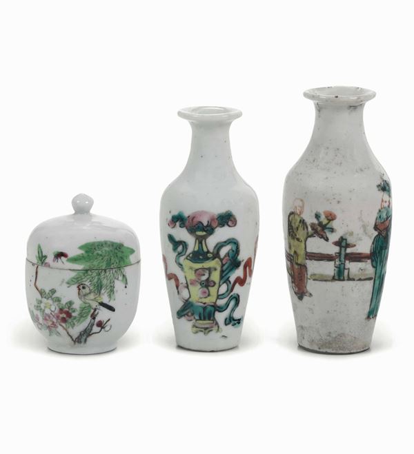 Lotto di tre vasetti in porcellana Famiglia Verde, Cina, Dinastia Qing, XIX secolo