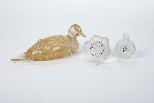 Lotto composto da un fiore e una bottiglia Lalique, e un’anatra in vetro 