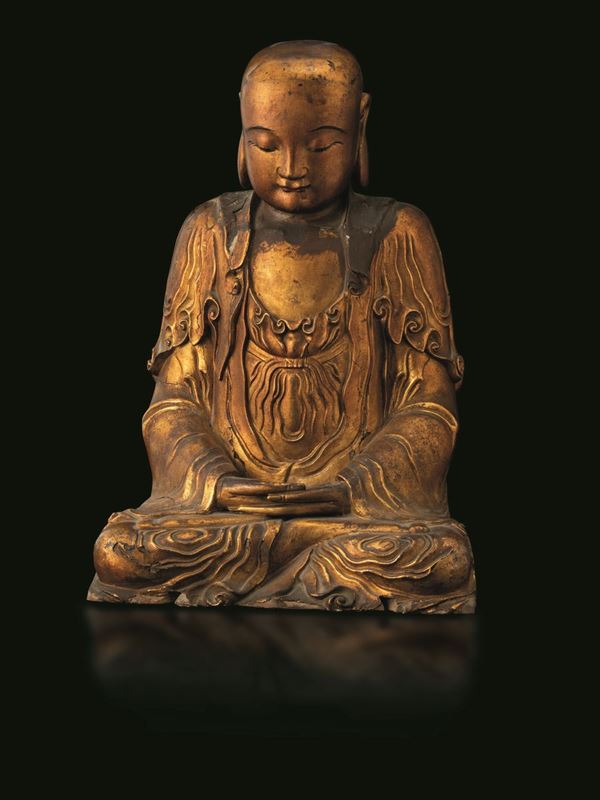 Grande e rara figura di Buddha seduto in preghiera finemente scolpito in legno dorato, Cina, Dinastia  [..]
