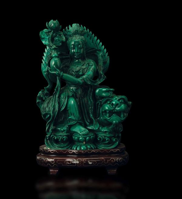 Gruppo scolpito in malachite con figura di Guanyin con vasetto assisa su drago, Cina, Repubblica, XX secolo