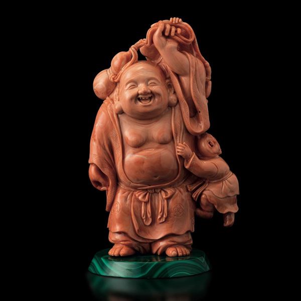 Figura di Budai con discepolo scolpita in corallo su base in malachite, Cina, inizio XX secolo