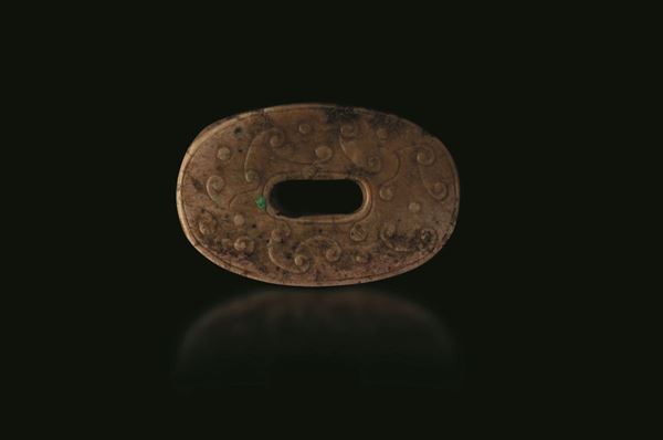 Medaglione scolpito in giada con decori d'ispirazione arcaica a rilievo, Cina, Dinastia Ming (1368-1644)
