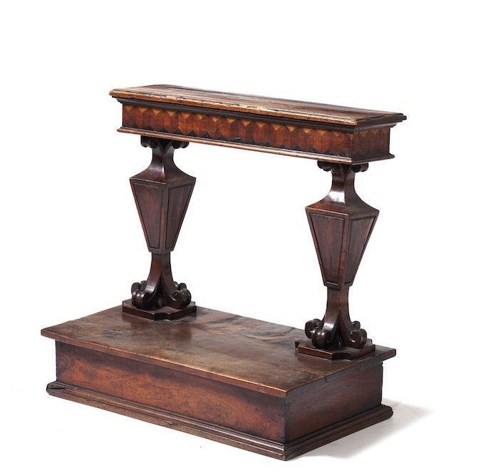Inginocchiatoio in legno intagliato e legno intarsiato. XVIII secolo  - Auction  [..]