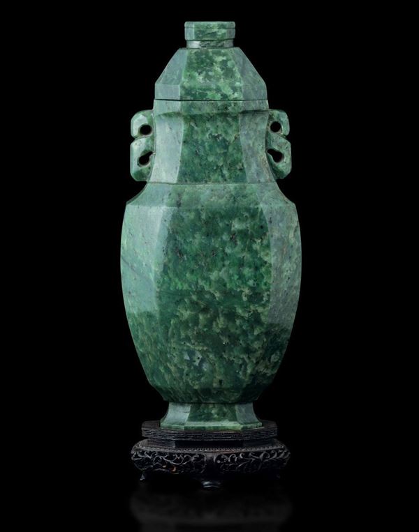Vaso con coperchio a doppia ansa scolpito in giada spinacio, Cina, Dinastia Qing, epoca Jiaqing (1769-1820)