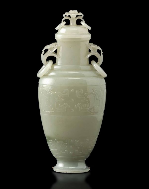 Vaso con coperchio scolpito in giada bianca con anse ad anello e decori d’ispirazione arcaica a rilievo, Cina, prima metà del XX secolo