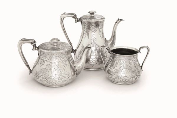 Servizio da tè e caffè. Argento fuso, sbalzato e cesellato. Marchi della città di Londra per il 1860 e dell'argentiere WH (non identificato)