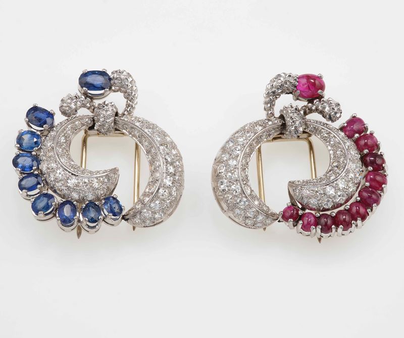 Coppia di clips con diamanti, zaffiri e rubini  - Asta Fine and Coral Jewels - Cambi  [..]