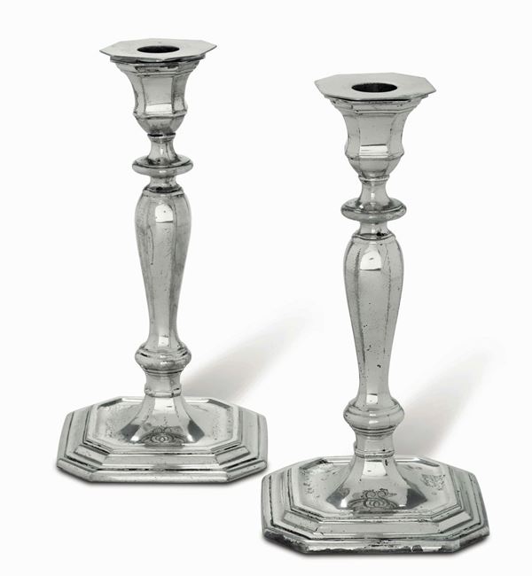 Coppia di candelieri. Argento sterling fuso, sagomato e cesellato. U.S.A Tiffany&Co Makers 1907-1947