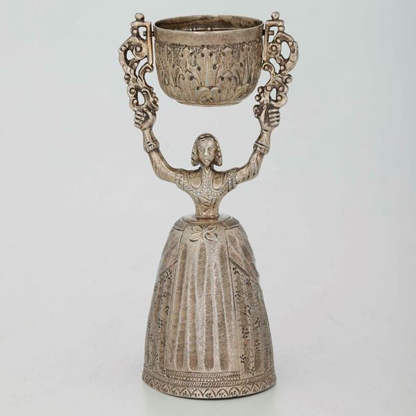 Coppa nuziale in argento sbalzato, cesellato e dorato.  Manifattura europea (Germania?) XX secolo