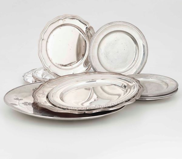 Lotto di piatti diversi in argento. Varie manifatture italiane del XX secolo