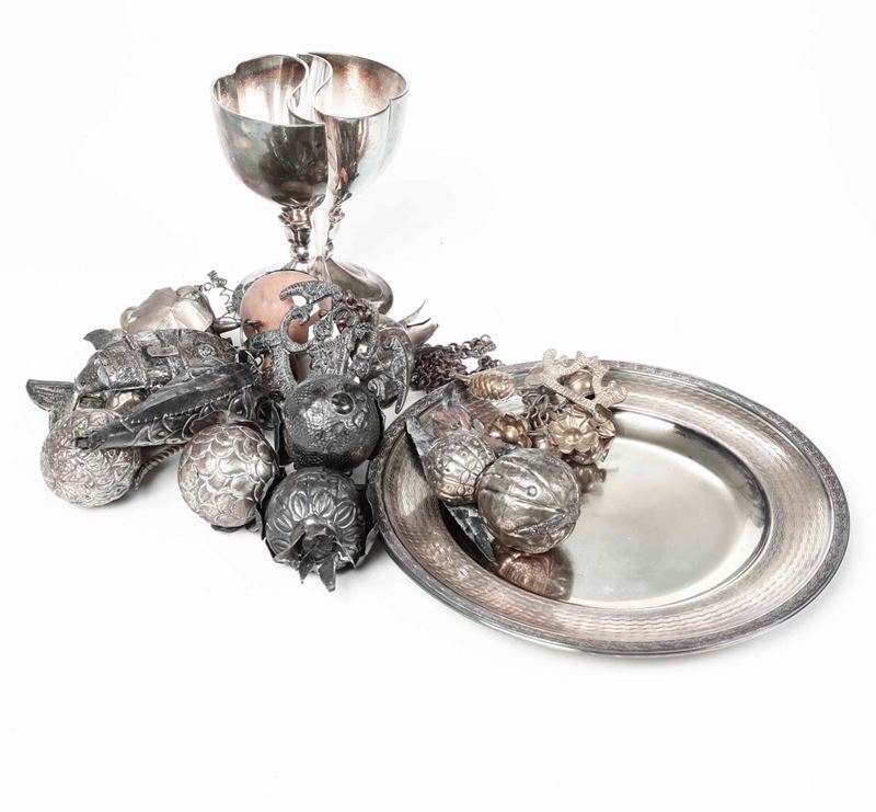 Lotto composto da vari oggetti in metallo e argento. XX secolo  - Asta Argenti |  [..]