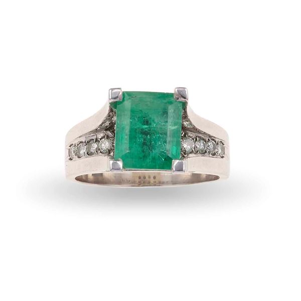 Anello con smeraldo Brasile di ct 2.30 circa e diamanti