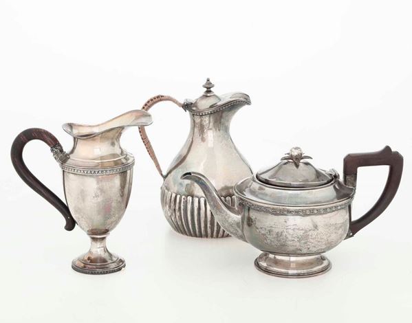 Teiera, caffettiera e lattiera in argento. Argenterie inglese e italiana del XX secolo