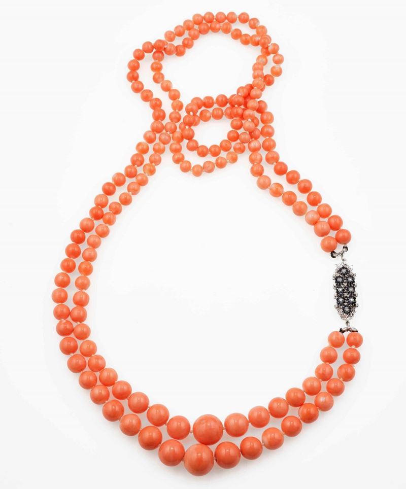 Coral necklace with gold, diamond and sapphire clasp  - Auction Fine and Coral Jewels  [..]