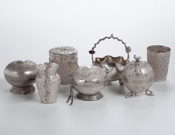 Lotto di sette diversi oggetti in argento. Varie manifatture del XX secolo